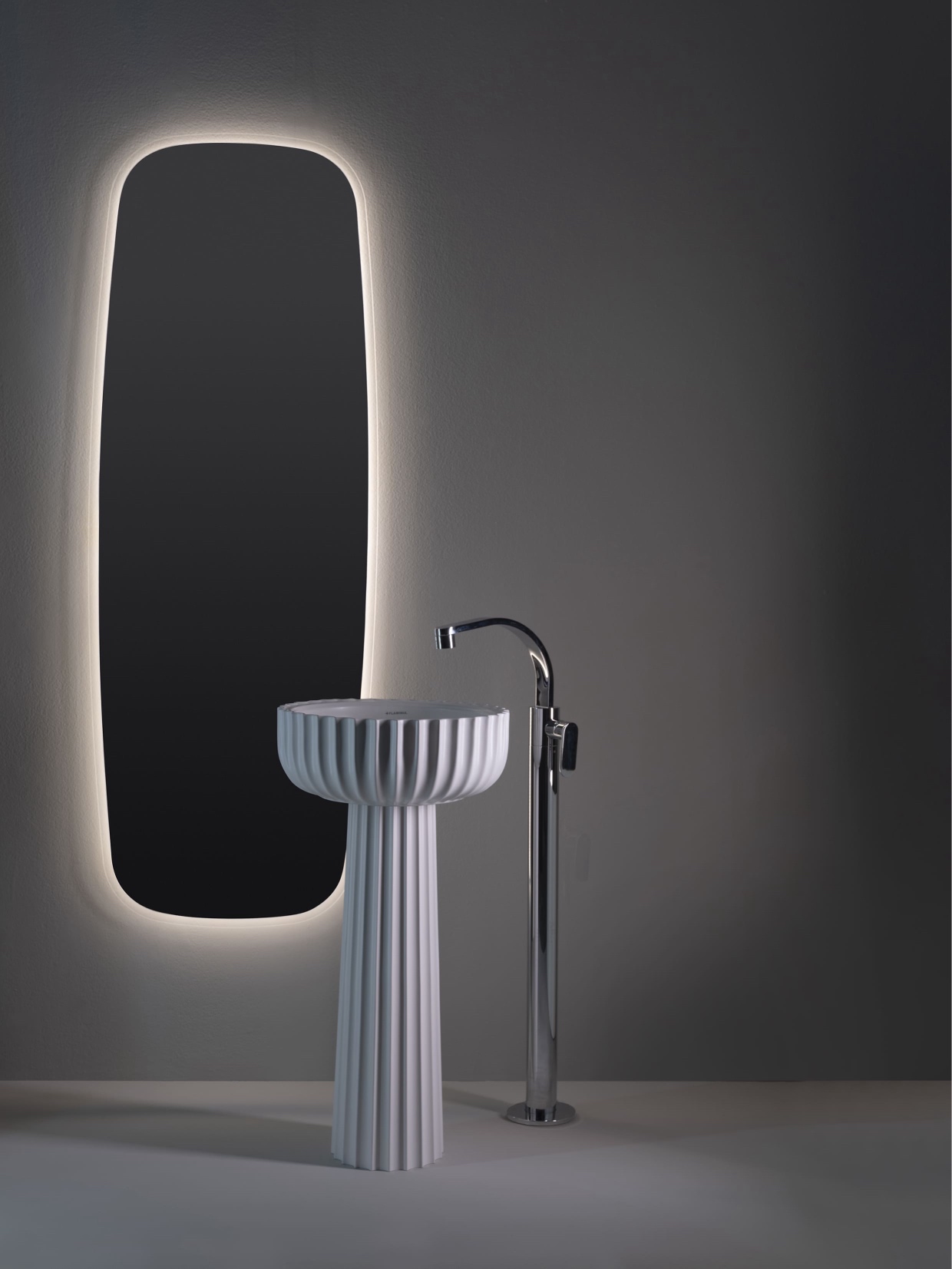 Freestanding washbasin, Settecento collection, Giulio Cappellini <br />Image copyright: @Ceramica Flaminia