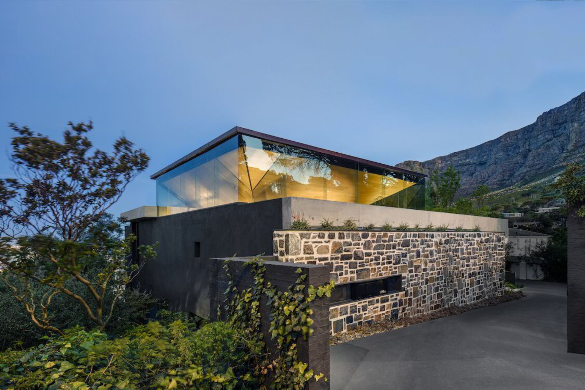 KLOOF HOUSE by SAOTA, an Architectural Framework on Cape Town and its Landscape 